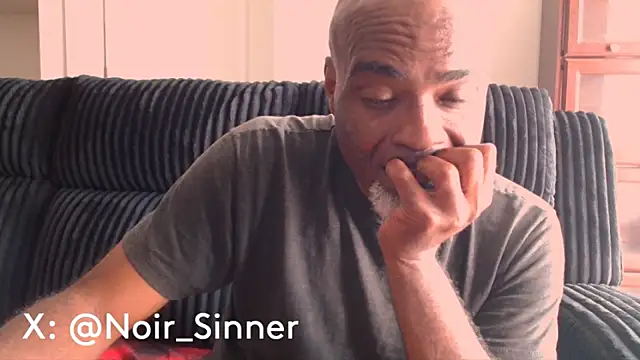 sinnernoir: διαδικτυακό σόου στην κάμερα