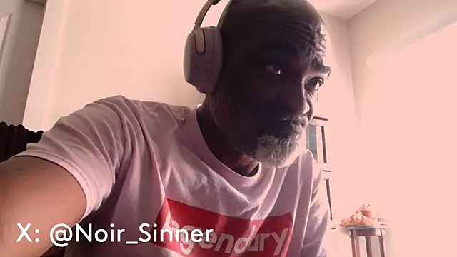 sinnernoir: διαδικτυακό σόου στην κάμερα