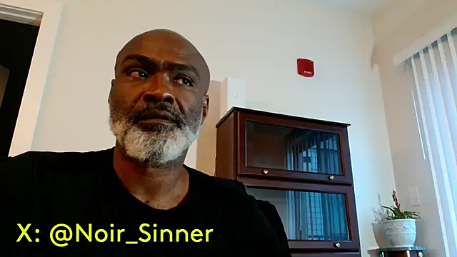 sinnernoir: διαδικτυακό σόου στην κάμερα