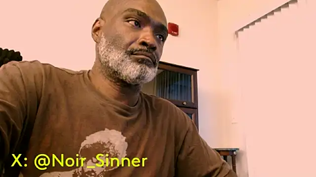 sinnernoir: διαδικτυακό σόου στην κάμερα