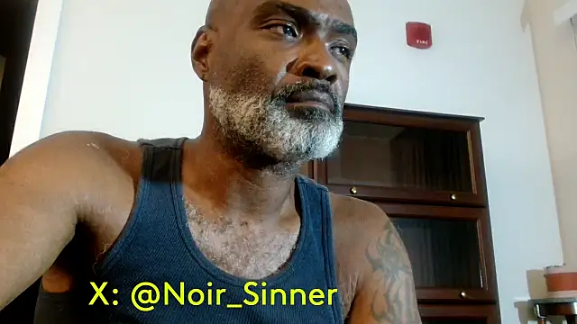sinnernoir: διαδικτυακό σόου στην κάμερα