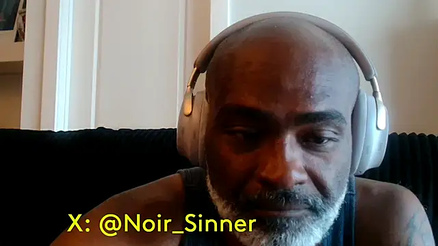 sinnernoir: διαδικτυακό σόου στην κάμερα