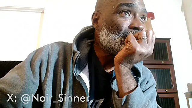 sinnernoir: διαδικτυακό σόου στην κάμερα