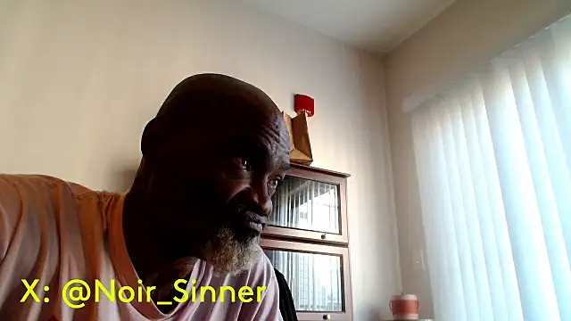 sinnernoir: διαδικτυακό σόου στην κάμερα