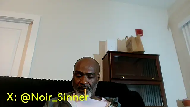 sinnernoir: διαδικτυακό σόου στην κάμερα