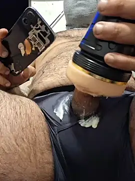 Show modela EhdgherMrLA64 na web-kameri