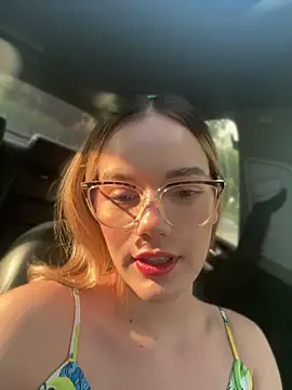 Pokazy przed kamerką – NicoleCut