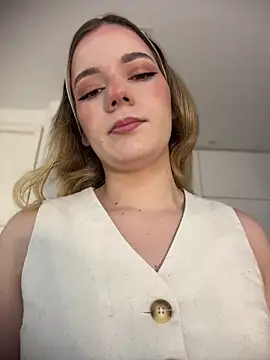 NicoleCut Show in webcam