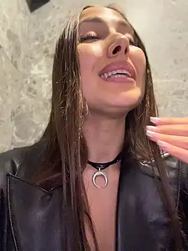 ICrazyOneIRL Show in webcam