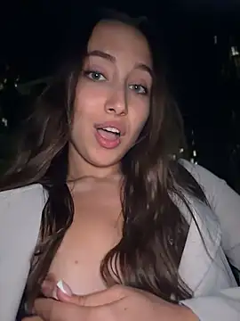 ICrazyOneIRL Show in webcam