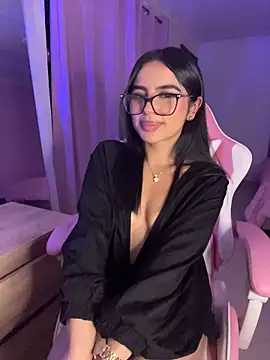 Emily-14's Live XXX Chat