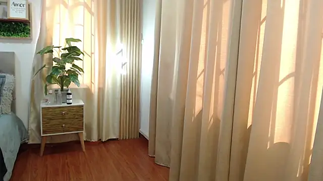 sasi_luna's Live Chat Room