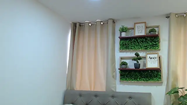 sasi_luna's Live Chat Room