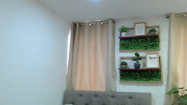 sasi_luna's Live Chat Room