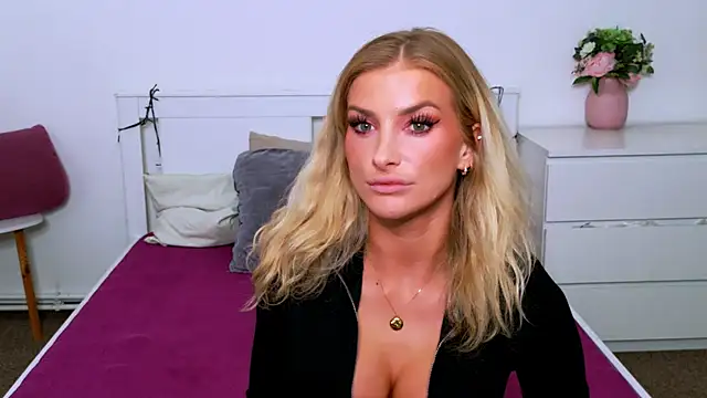 Lia_Benini's Webcam Show