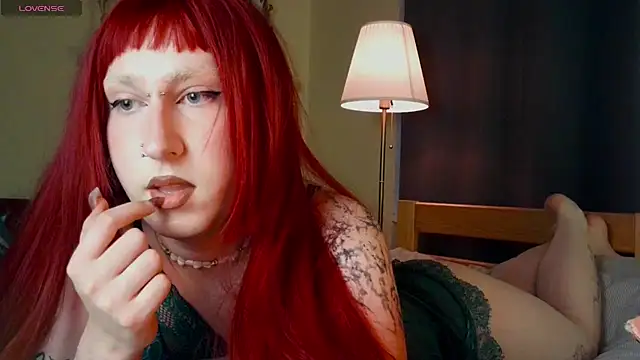 Show modela lia_grl na web-kameri