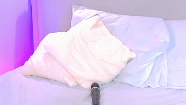NaomiKlarc's Live Chat Room
