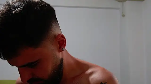 Pokazy przed kamerką – HairyRobxxx