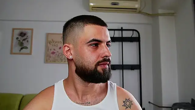 HairyRobxxx Show in webcam