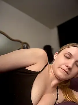 Kitty_DaCocks Show in webcam