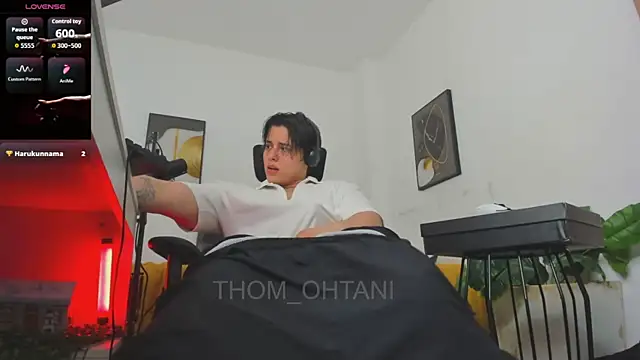 Pertunjukan Kamera Web Thom_Ohtani