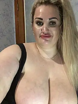 צ'אט XXX בשידור חי של VikiiStoun