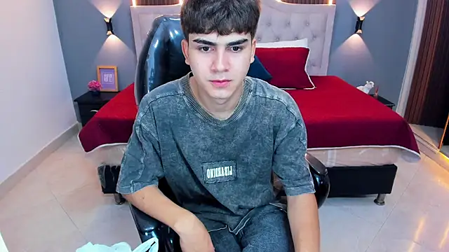 Tommy18__ লাইভ XXX চ্যাট