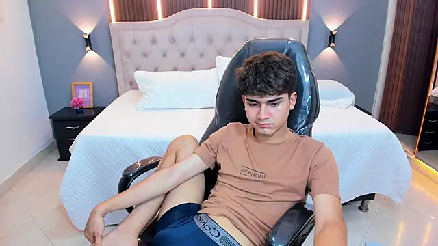 Tommy18__ Chat XXX in diretta