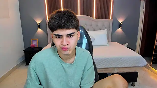 Tommy18__ Chat XXX in diretta