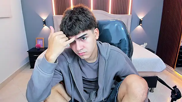 Chat XXX en directo de Tommy18__