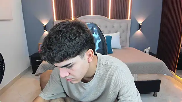 Tommy18__ Chat XXX in diretta