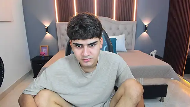 Tommy18__ Chat XXX in diretta