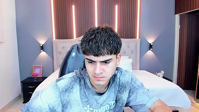 Tommy18__ Chat XXX in diretta