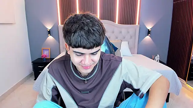 צ'אט XXX בשידור חי של Tommy18__