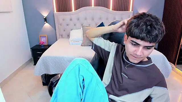 Tommy18__ Chat XXX in diretta