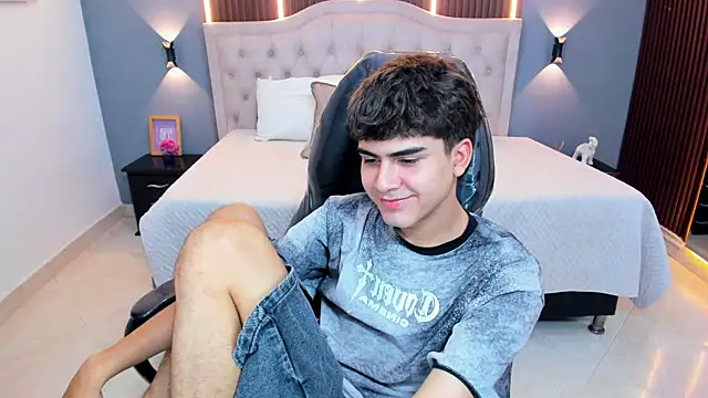 Chat XXX en directo de Tommy18__