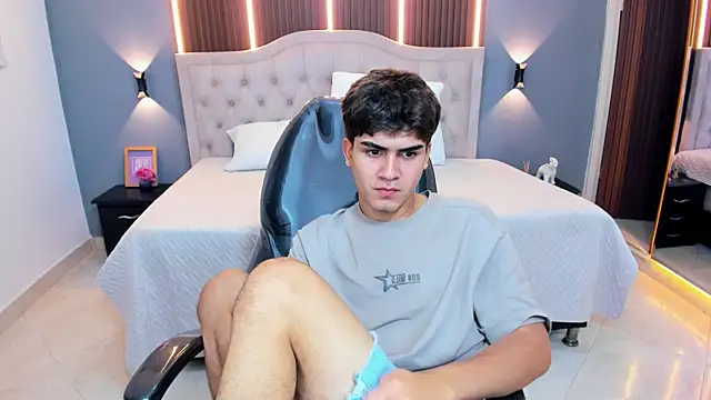 Tommy18__ Chat XXX in diretta