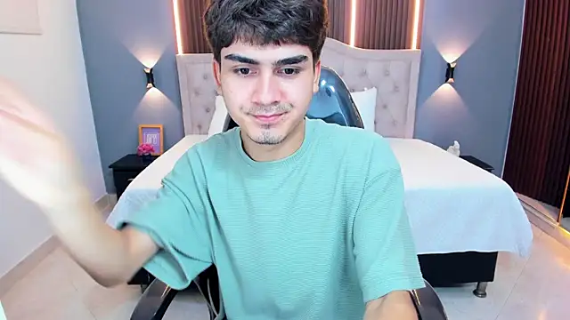 XXX chat uživo modela Tommy18__