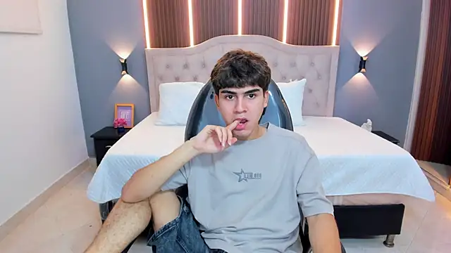 Tommy18__ live XXX chat