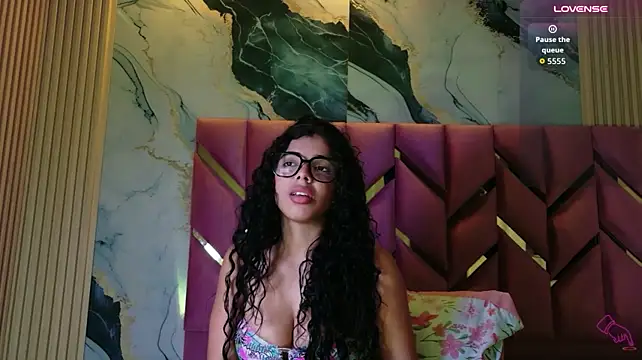 hotiergirl Show in webcam
