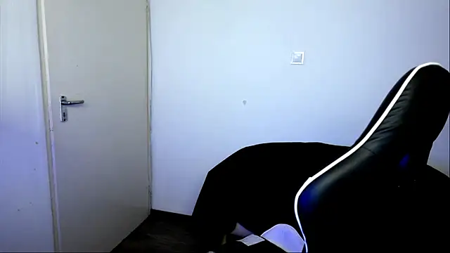 ShyHotNerd's Live Chat Room