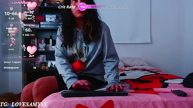 Lovelyamyy: διαδικτυακό σόου στην κάμερα