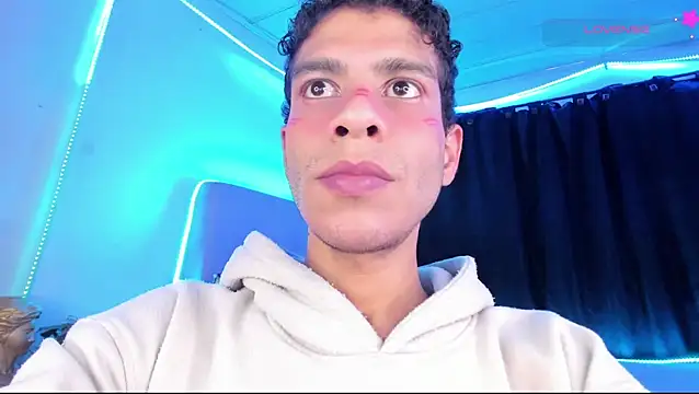 Ethan_Boyy: διαδικτυακό σόου στην κάμερα