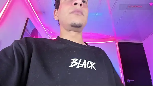 Ethan_Boyy: διαδικτυακό σόου στην κάμερα