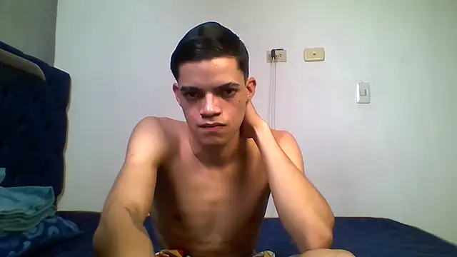 Latinos_2001 Adlı Modelin Web Kamerası Şovu