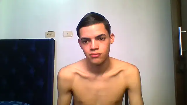 Latinos_2001 Adlı Modelin Web Kamerası Şovu