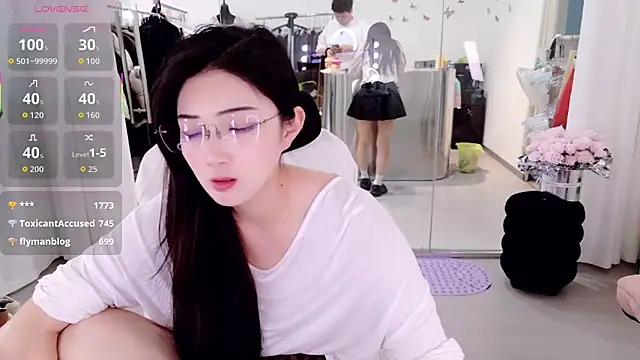 yangyang-777 Show in webcam