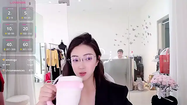 yangyang-777 Show in webcam