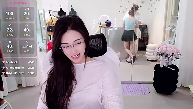 yangyang-777 Show in webcam