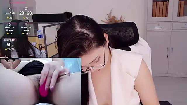 yangyang-777 Show in webcam